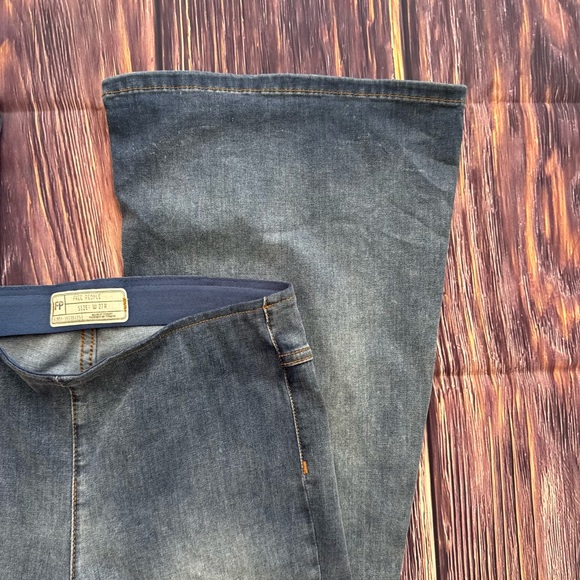 FREE PEOPLE Penny Pull On Jeans Flare Leg Bell Bottoms Blue Wash Mid Rise Boho - Picture 5 of 7
